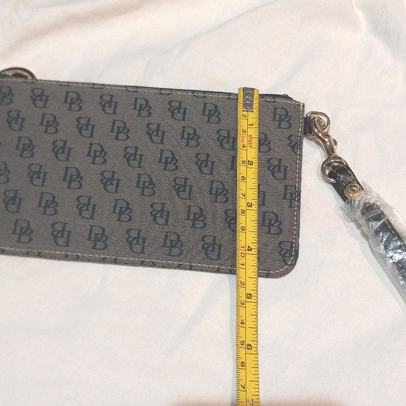 Dooney & Bourke pouch - Picture 11 of 14